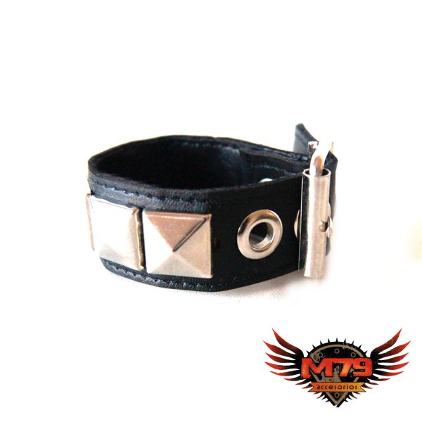 Muñequera de cuero negro con 1 hilera de tachas D7